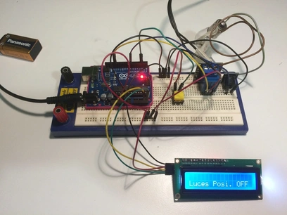 Prototipo con Arduino y pantalla LCD mostrando “Luces Posi. OFF” para programación de luces de posición