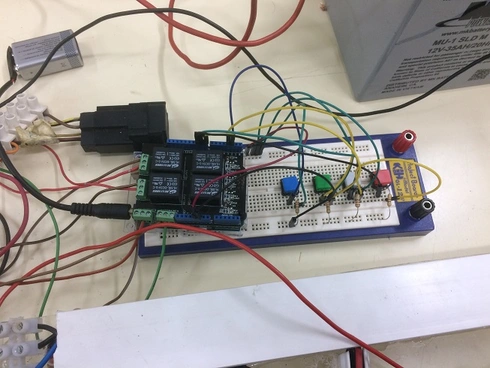 Prototipo con Arduino y placa de relés en protoboard para controlar luces de posición, cruce, carretera y ráfagas
