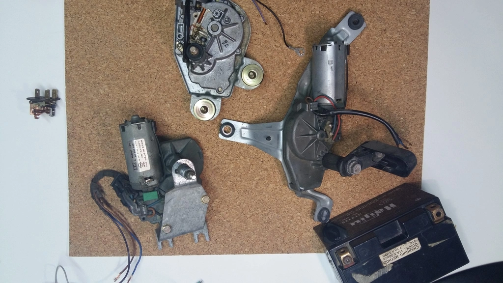 Motor limpiaparabrisas clásico con sus componentes eléctricos