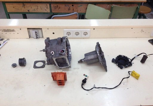 Alternador reversible automotriz desmontado sobre mesa de trabajo