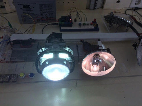 Sistema de luces de posición y cruce con Arduino mostrando faros automotrices encendidos