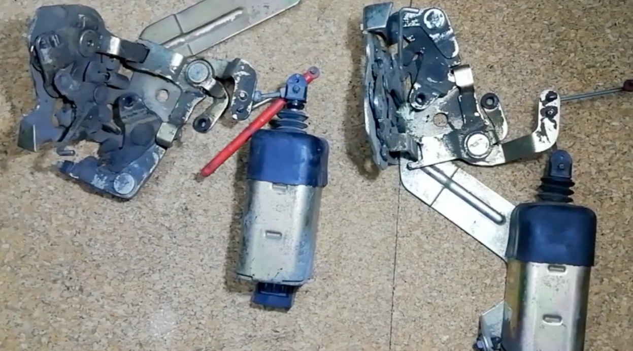 Conjunto de actuadores y mecanismos del cierre centralizado electromagnético del automóvil para bloqueo y desbloqueo de puertas