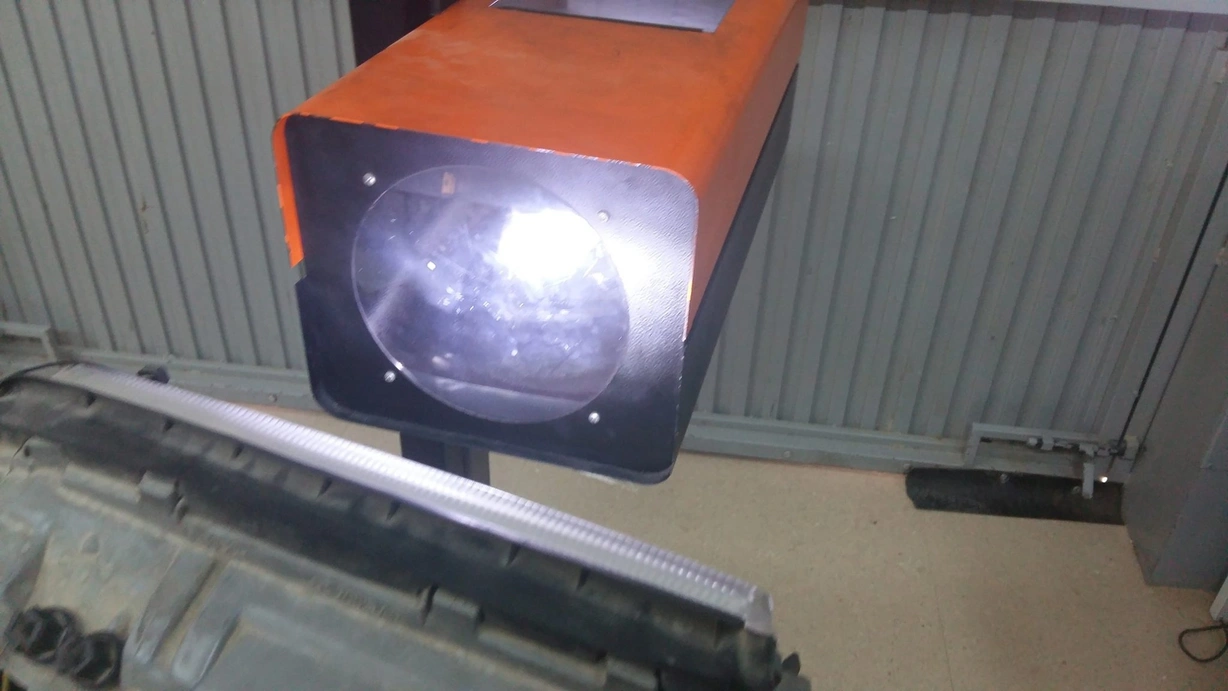 Regloscopio en uso captando el haz de luz de los faros delanteros