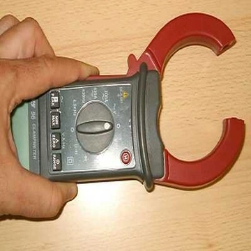 Uso de pinza amperimétrica digital para medir corriente en sistemas eléctricos automotrices sin abrir el circuito