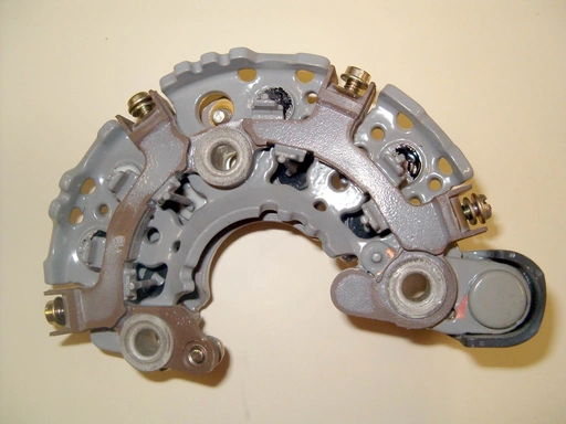 Puente rectificador de alternador automotriz utilizado para transformar corriente alterna en corriente continua