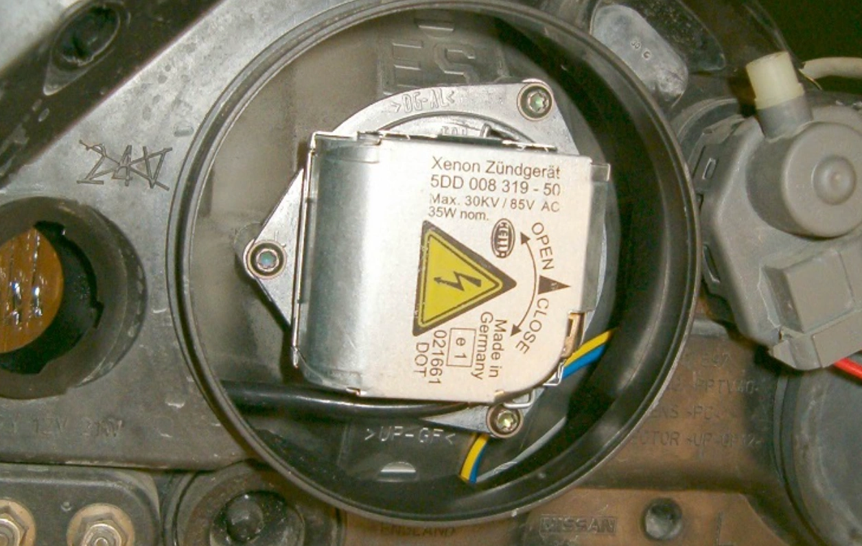 Balastro electrónico para lámpara de xenón en sistema de iluminación automotriz