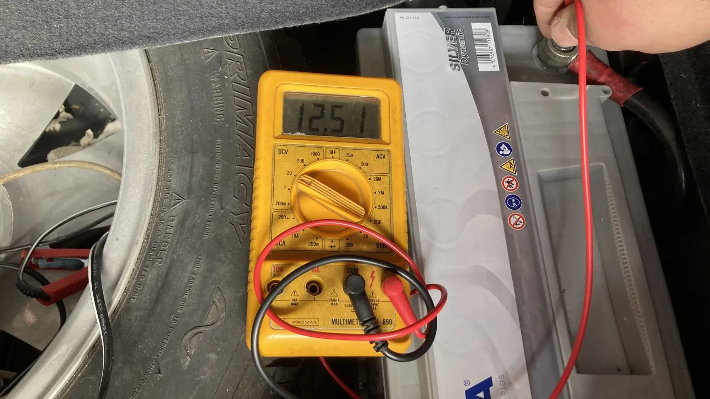 Cómo comprobar la batería de un coche con multímetro digital midiendo 12.51 voltios en los bornes del auto o carro