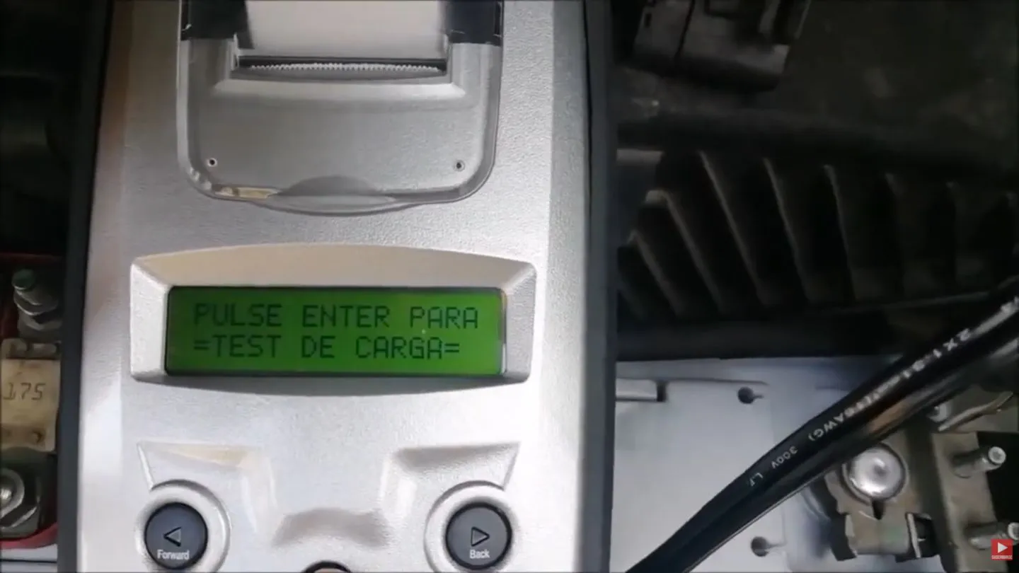 Comprobador electrónico de baterías de automóvil preparado para test de carga bajo demanda