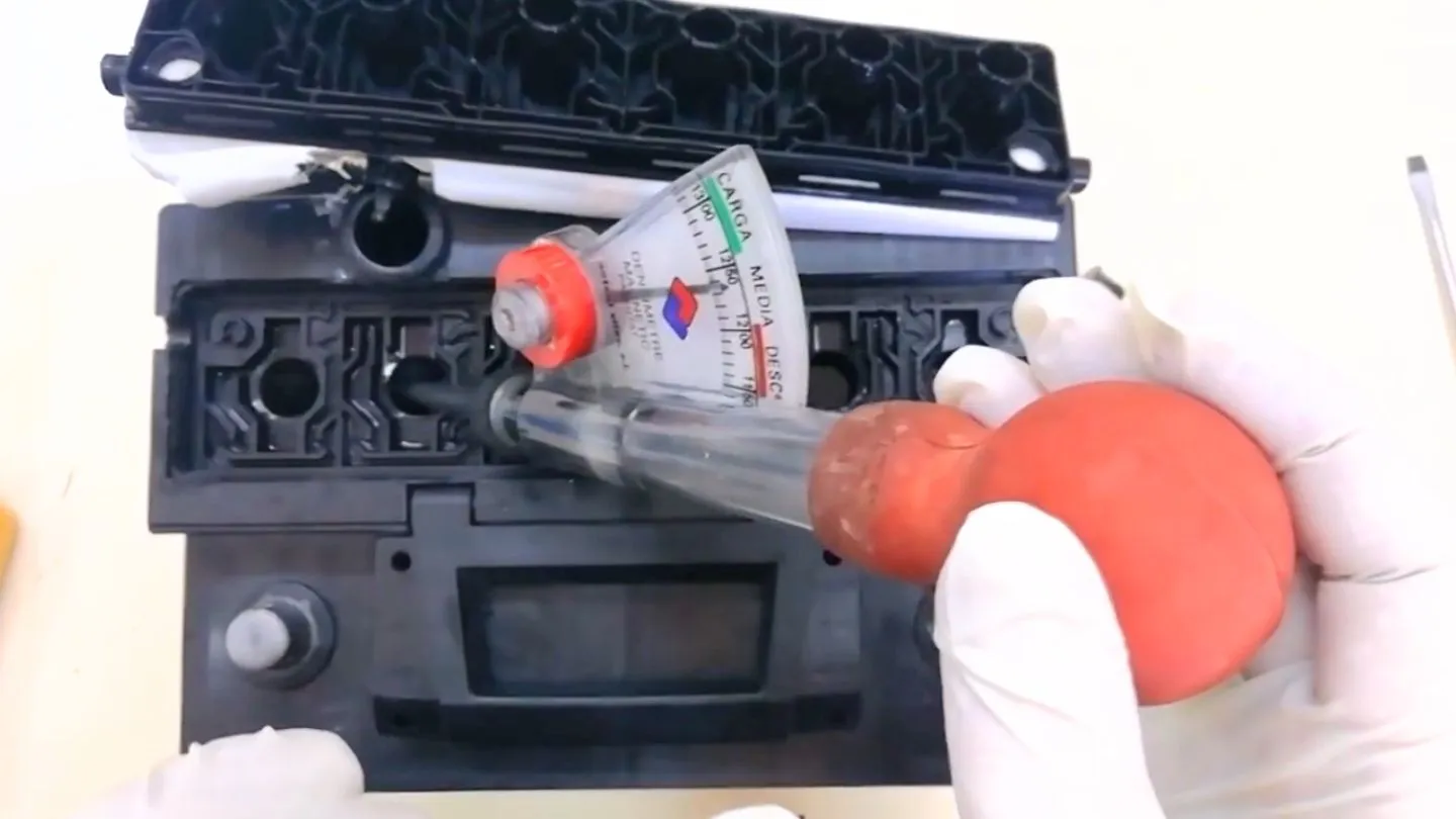 Cómo comprobar la batería de un coche midiendo la densidad del electrolito con un densímetro en batería de plomo-ácido