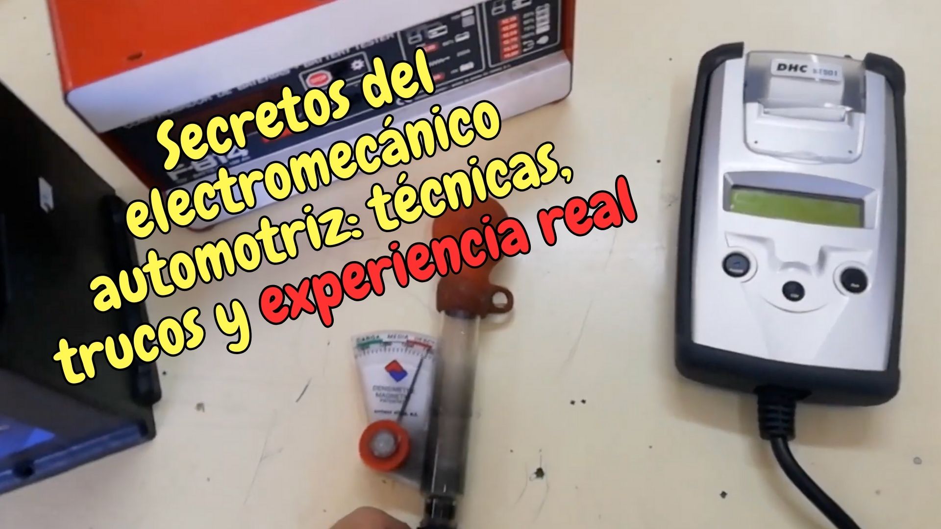 Herramientas como densímetro, cargador de banco y tester digital sobre mesa de electromecánica automotriz