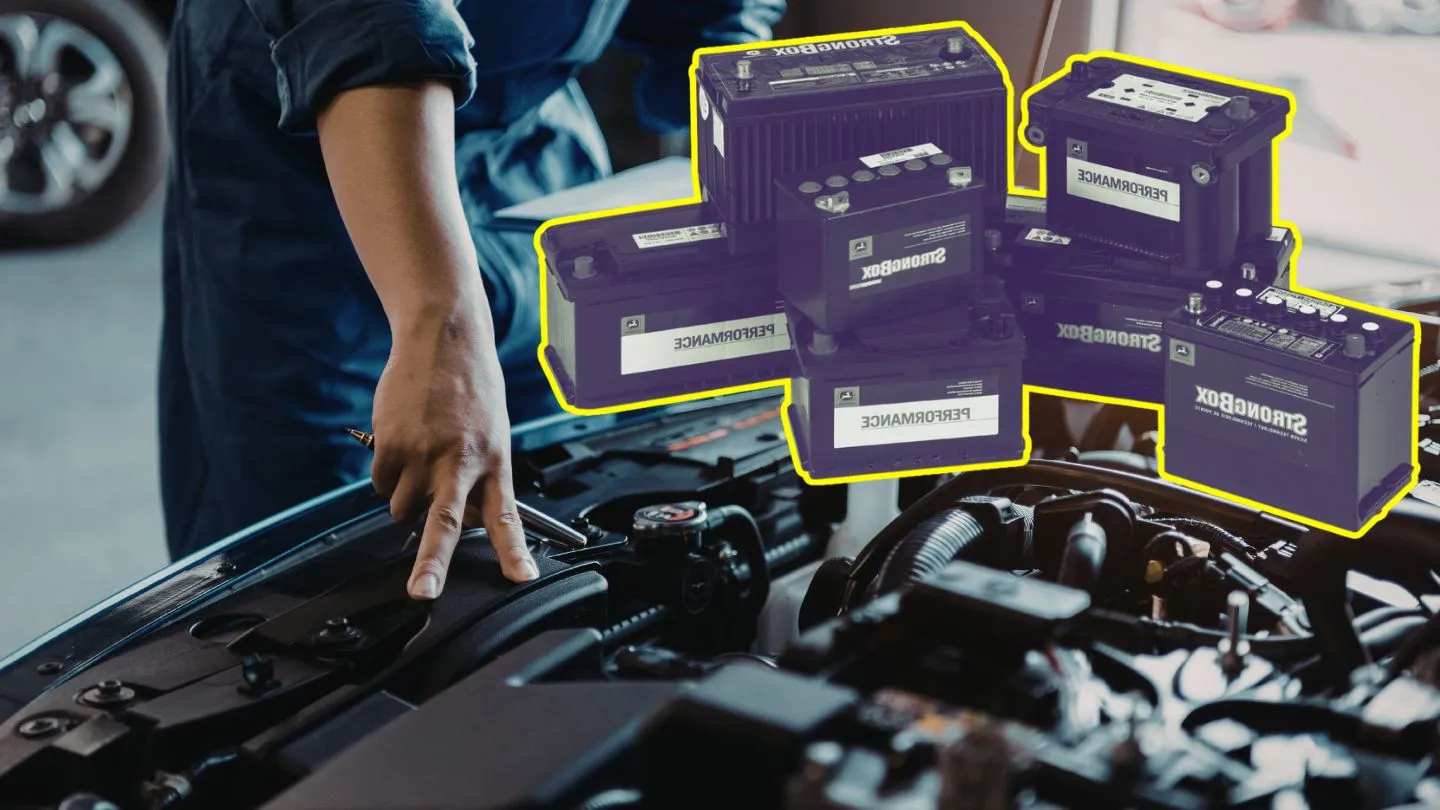 Tipos de baterías de coche: AGM, EFB y plomo-ácido en el compartimento del motor de un automóvil con sistema Start-Stop