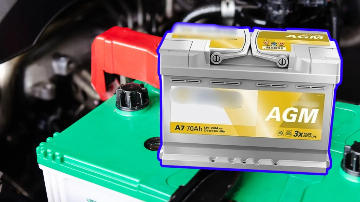 Batería AGM coche con sistema Start-Stop avanzado instalada en el compartimento del motor