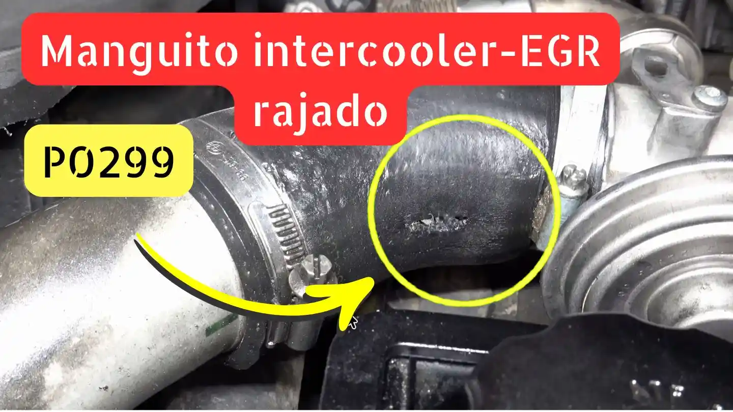 Manguito del intercooler rajado con fuga de presión en sistema turbo, causa del código P0299 y pérdida de potencia en el motor