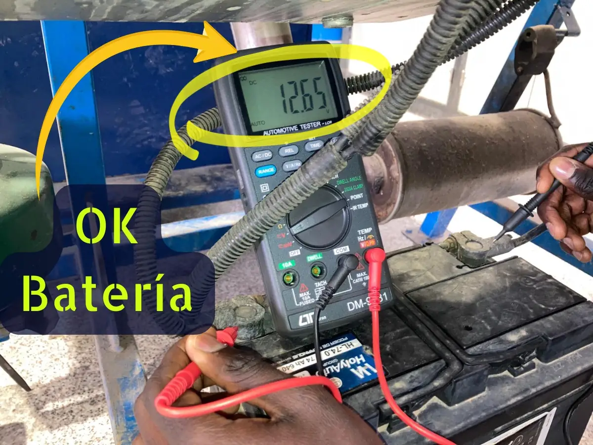 Comprobar batería del coche con multímetro para diagnosticar fallo del motor de arranque (12,6 V correcto)